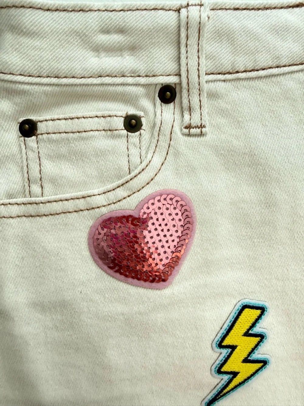 GB Girls Denim Skirt Size 12 Cream Pop Art Patches Hearts Lips Frayed Hem NWT